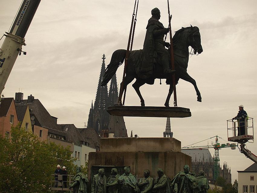 Reiterdenkmal kehrt zurueck auf dem Heumarkt P53.JPG